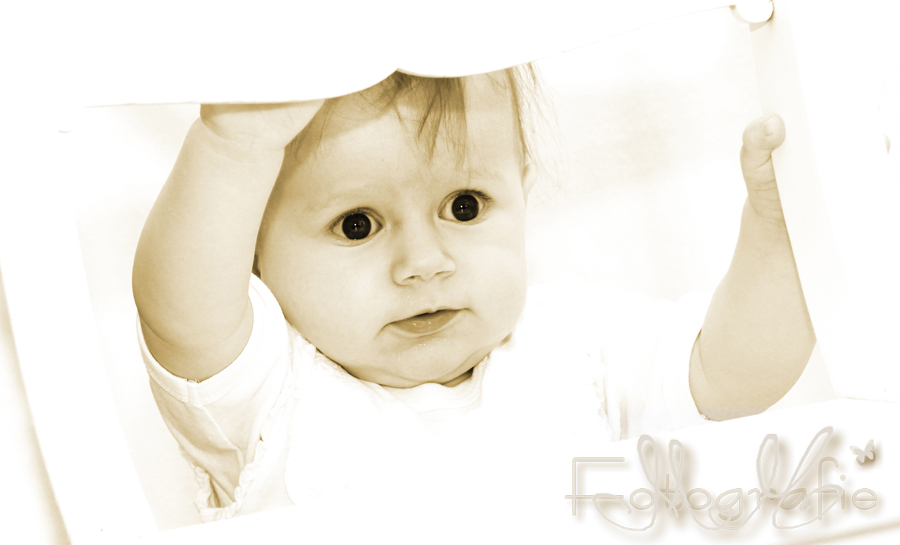 Portrait-Aufnahme in sepia eines zehn Monate alten kleinen Kindes.
